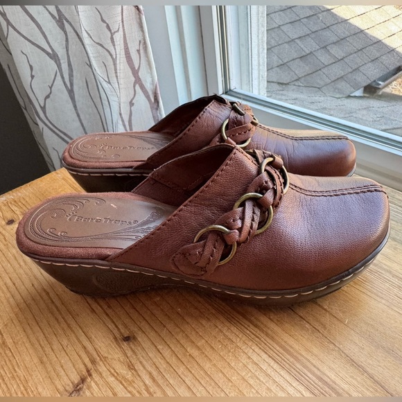 BareTraps Shoes - BARE TRAPS Brown Leather Clogs